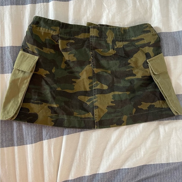 Forever 21 Camouflage Skirt with Utility Pockets - Picture 3 of 3